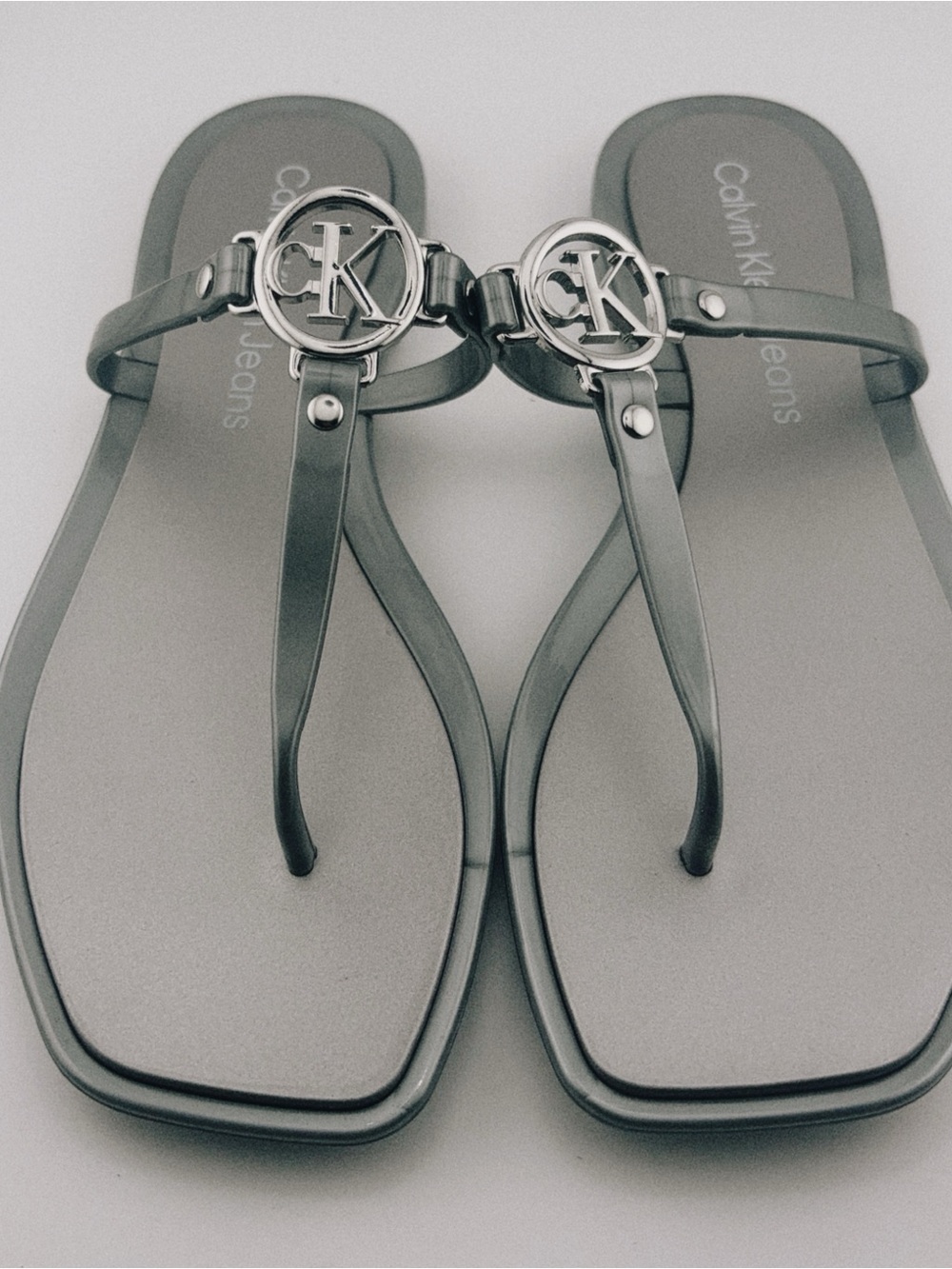 Calvin Klein Jeans Women’s Silver Metallic Logo Thong Sandals Size 7 NIB